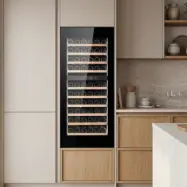 Integrerad vinkyl 60 flaskor | Push-to-Open | Extra tystgående | LED-belysning
