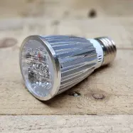 Growspot 7W är en mycket effektiv LED-lampa med high-power dioder utan fläkt som avger ljus med anpassade våglängder, nanometer (nm) som är optimal...