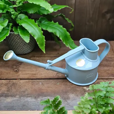 Handy Indoor ljusblå 0,7L, kompakt HAWS inomhuskanna i återvunnen plast med fin stril