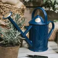Heritage blå 1L, klassisk HAWS plastkanna med mässingsstril perfekt för krukväxter