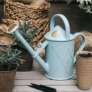 Heritage ljusblå 1L, klassisk HAWS plastkanna med mässingsstril för krukväxter