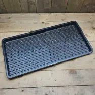Såbricka Mikroblad 56x28x3 cm, slitstark, återvunnen polypropylen, med hål för bevattning och dränering.