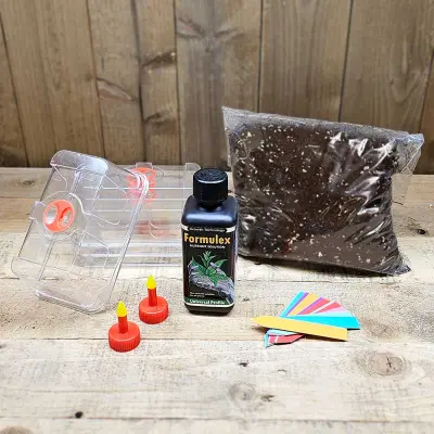 Startpaket Odlingsstation: 4 lock, 3L såjord med perlite, bevattningsstril, 50 plantetiketter, 300ml näring.