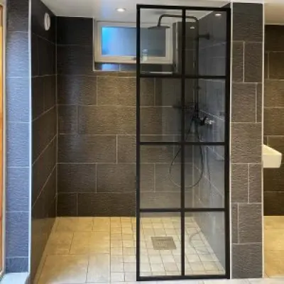 Duschvägg 70×200 cm – svart spröjs&6 mm säkerhetsglas