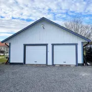 Garageport med motor | 2,4m bred | Vit