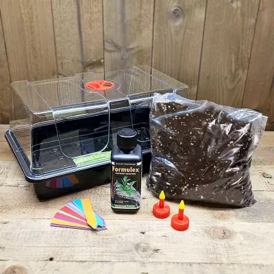 Startpaket Odlingsstation: miniväxthus 37,5x23x18 cm, såjord, bevattningsstril, plantetiketter, växtnäring.